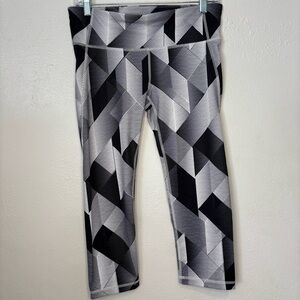 GapFit Ladies Cropped Legging Size S Black And White Geometric G Fast‎ Workout